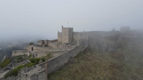 Eine-Drohne-Dreht-Sich-Um-Eine-Alte-Mittelalterliche-Burg-Von-Marvão