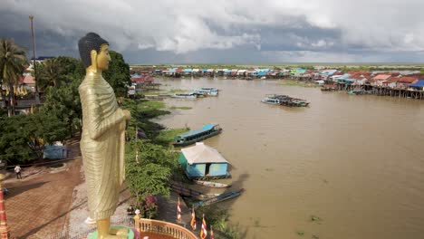 Riesige-Buddha-Statue-Mit-Blick-Auf-Das-überflutete-Schwimmende-Dorf-Während-Der-Monsunzeit-In-Südostasien