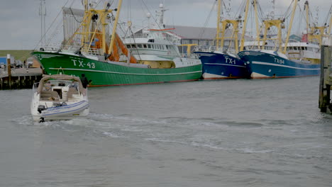 Ein-Schnellboot-Läuft-In-Den-Hafen-Von-Texel-In-Den-Niederlanden-Ein