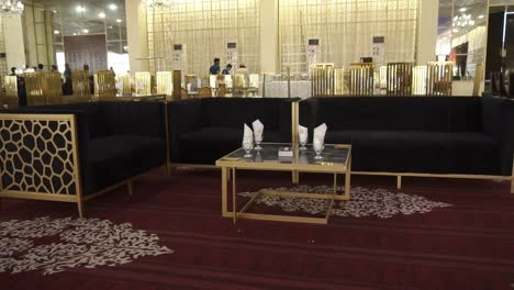 Schwarze-Sofas-Auf-Rotem-Teppich-Mit-Goldenen-Stühlen-Im-Veranstaltungssaal-In-Karachi