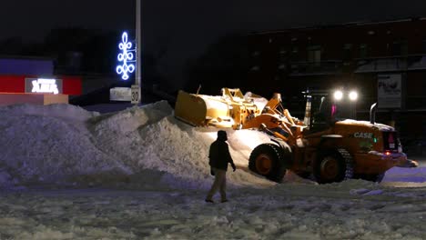 Una-Excavadora-Limpiando-La-Nieve-En-La-Carretera-Durante-La-Noche
