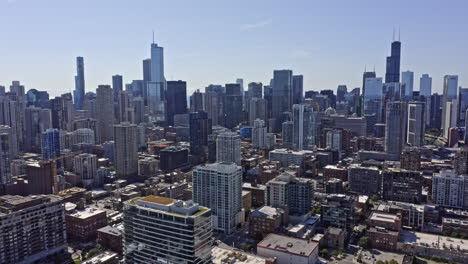 Chicago-Illinois-Aerial-V54-Filmische-Drohnen-Flyover-Fluss-Nord-Nachbarschaft,-Die-Das-Stadtbild-Der-Innenstadt-Erfasst,-Finanzwirtschafts-Immobilienkonzeptaufnahme-–-August-2020