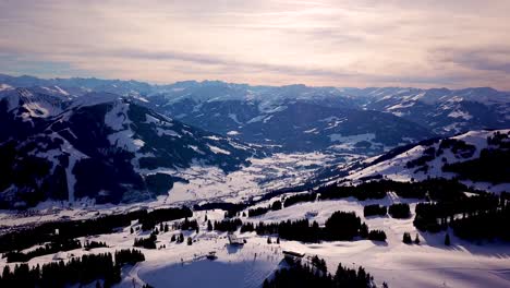Schneebedeckte-Berge-In-Tiefen-Wolken-Und-Blauer-Himmel-Im-Winter