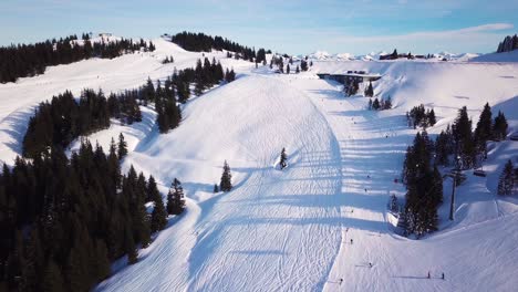 Skifahren-In-Den-Alpen-Mit-Skilift-Und-Skifahren-Auf-Der-Piste