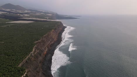 Campos-De-Plantaciones-De-Plátanos-Y-Lava-Solidificada-En-El-Mar-Después-De-La-Erupción-Del-Volcán-En-La-Palma,-Islas-Canarias