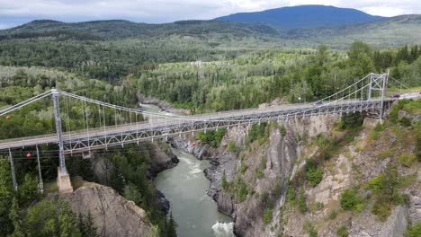 4K-Luftaufnahmen-Von-Kamerabewegungen-Im-Orbit-Um-Die-Hagwilget-Canyon-Bridge,-Die-Den-Skeena-River-In-British-Columbia-überquert