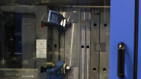 Close-Up-Of-Automated-Injection-Molding-Machine-Producing-Plastic-Materials-In-A-Manufacturing-Company