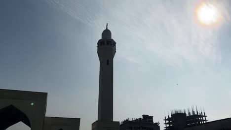 Torre-Alta-Del-Minarete-En-La-Mezquita-Nacional-De-Baitul-Mukarram-Contra-El-Cielo-Azul-Soleado-En-Dhaka