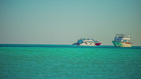 Tourist-boats-and-yachts-taking-people-to-vacation-paradise-on-the-Red-Sea---time-lapse