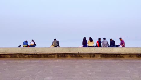 Eine-Aufnahme-Von-Menschen,-Die-Sich-Am-Strand-In-Mumbai-Entspannen