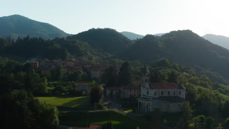 Luftaufnahme-Des-Malerischen-Italienischen-Dorfes-Neben-Bewaldeten-Hügeln-In-Arola,-Italien