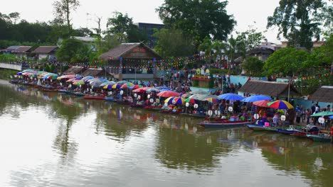 Tiro-De-ángulo-Alto-Sobre-El-Mercado-Flotante-De-Khlong-Hae-Con-La-Comunidad-Frente-Al-Mar-Que-Vende-Productos-Locales-A-Turistas-Y-Lugareños-En-La-Provincia-De-Songkhla,-Tailandia