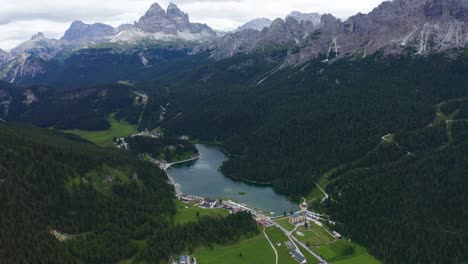 Luftaufnahme-Des-Sees-Misurina,-Umgeben-Von-Alpen-Der-Dolomiten