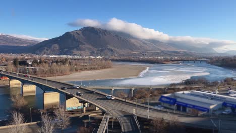 Pan-Right-rights-shot-of-Cars-Driving-Over-the-Overlanders-Bridge-in-Kamloops,-British-Columbia-on-a-Sunny-Morning