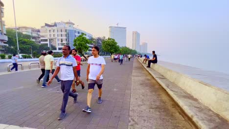 Eine-Kardanische-Aufnahme-Von-Menschen,-Die-Am-Strand-In-Mumbai-Spazieren-Gehen