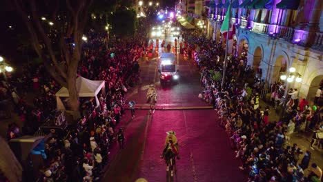 Luftaufnahmen-Eines-Traditionellen-Festes-Oder-Einer-Parade-In-Mexiko