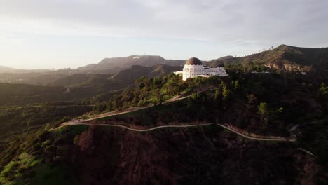 Drone-pedestals-up-at-the-famous-Griffith-Observatory-and-Hollywood-Sign-in-Los-Angeles,-California