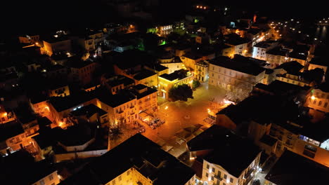 Aerial-footage-of-Syntagma-square-in-Nafplio,-Greece-at-night