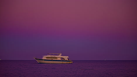 Luxusyacht-Am-Roten-Meer-Bei-Sonnenuntergang---Zeitraffer