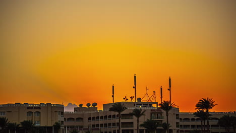 Cielo-Dorado-Al-Atardecer-En-La-Playa-Albatros-Resort-En-Hurghada,-Egipto