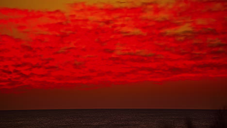 Cielo-Rojo-Amanecer-Cloudscape-Lapso-De-Tiempo-Sobre-El-Mar-Rojo-En-Egipto