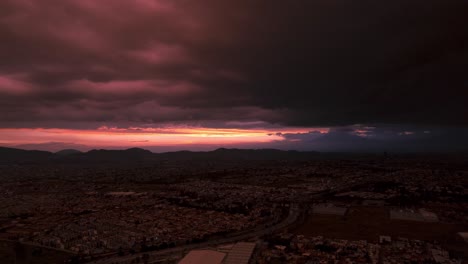 Hyperlapse-Eines-Sturms,-Der-über-Die-Stadt-Puebla-In-Mexiko-Hereinbricht