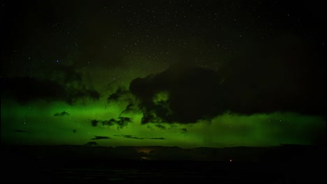 Lapso-De-Tiempo-De-La-Increíble-Aurora-Boreal-Verde-Que-Se-Muestra-Por-La-Noche-En-Las-Tierras-Altas-Escocesas
