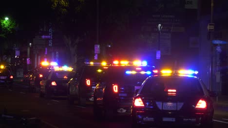 Polizeiautos-Reagieren-Mit-Eingeschaltetem-Licht