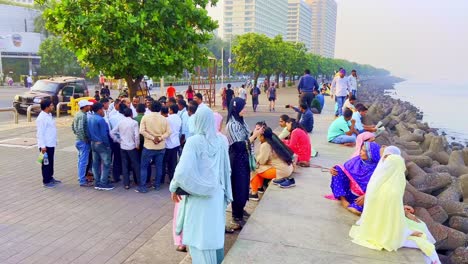 Eine-Gruppe-Von-Menschen-Diskutiert-In-Der-Nähe-Des-Strandes-In-Mumbai