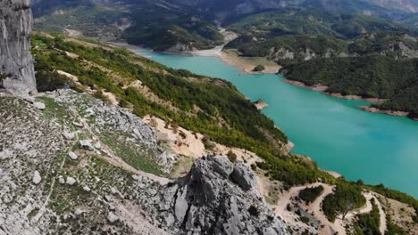 Drohne-Enthüllen-Landschaftlich-Erstaunliche-Naturlandschaft-In-Albanien-Berg-Dajti-In-Der-Nähe-Von-Tirana-Sommerferienziel-In-Europa
