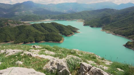 Luftaufnahme-Der-Epischen-Mutter-Erde-Landschaft-In-Albanien,-Unverschmutzte-Fernreise-Meerblick