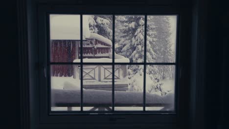 Fenster-Mit-Blick-Auf-Winterwald-Und-Hütte,-Schöne-Winterlandschaft-Mit-Fallendem-Schnee---Statisch