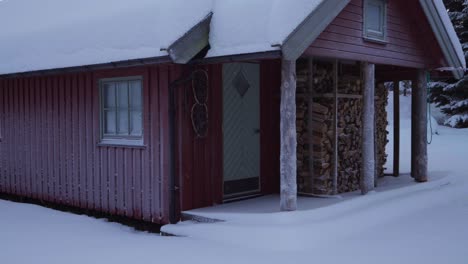 Cabaña-De-Invierno-En-Indre-Fosen,-Noruega---Toma-Panorámica