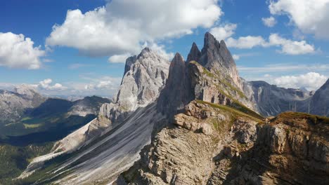 Majestätische-Luftaufnahmen-Der-Seceda--Und-Furchetta-Gipfel-Im-Trentino-Südtirol