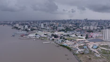 Isla-Victoria,-Lagos,-Nigeria---20-De-Diciembre-De-2022:-Paisaje-Urbano-De-La-Isla-Victoria-A-Través-Del-Canal-Commodore-Takwa-Bay