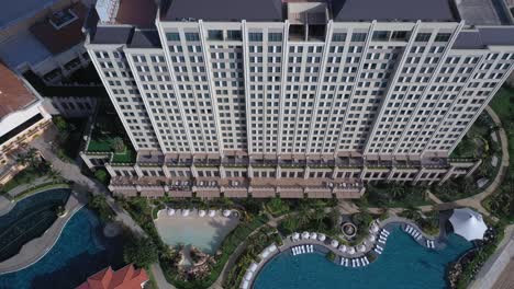 Luftaufnahme-Des-Grand-Hotel-Ho-Tram,-Vietnam-Mit-Gebäuden-Und-Schwimmbad