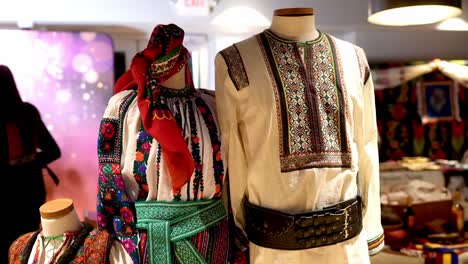 Rumänische-Traditionelle-Stickkleidungskostüme