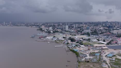Isla-Victoria,-Lagos,-Nigeria---20-De-Diciembre-De-2022:-Paisaje-Urbano-De-La-Isla-Victoria-A-Través-Del-Canal-Commodore-Takwa-Bay