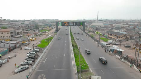Oworosoki,-Lagos,-Nigeria--dezember-20-2022:-Stadtbild-Von-Oworosoki-Auf-Dem-Lagos-festland-In-Richtung-Der-Dritten-Festlandbrücke