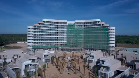 Resort-De-Playa-O-Desarrollo-Residencial-En-Construcción-Desde-Una-Vista-De-órbita-Aérea-Que-Incluye-Villas-Y-Piscina-En-Un-Día-Soleado