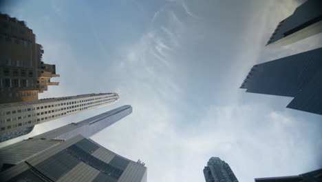 Low-Angle-Shot-Des-Gebäudes-Von-New-York-Im-Hintergrund-Des-Blauen-Himmels