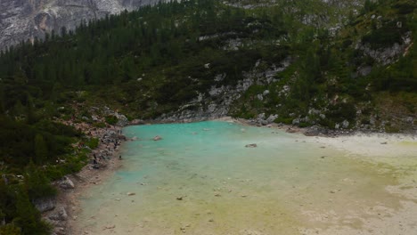 Aerial-video-of-Lake-Sorapis-in-Italy,-showcasing-its-natural-beauty-and-peaceful-surroundings