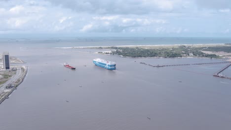 Victoria-Island,-Lagos,-Nigeria--dezember-20-2022:-Frachtschiff-Im-Kommodore-kanal