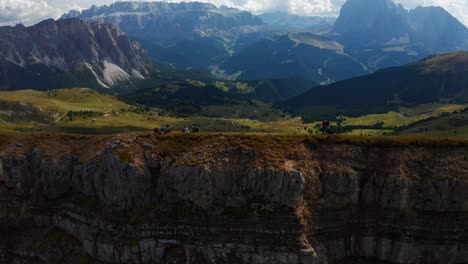Luftaufnahme-Entlang-Der-Seceda-Kante-Mit-Wanderern,-Die-Die-Epische-Dolomitenlandschaft-überblicken