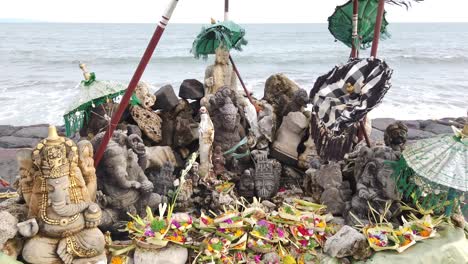 Balinesischer-Tempel-In-Purnama-Beach,-Sukawati,-Gianyar,-Indonesischer-Hinduismus-Im-Weltraum-Zum-Anbeten-Und-Beten-In-Der-Nähe-Des-Heiligen-Wassers-Des-Bali-Meeres,-Einheimische