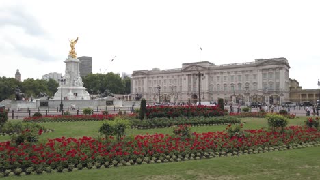 Buckingham-Palace-Und-Siegesdenkmal,-Gärten-Und-Londoner-Verkehr-An-Einem-Bewölkten-Tag