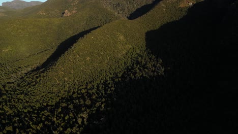 Luftumlaufbahn-Von-Schatten,-Die-Bei-Sonnenuntergang-Auf-Der-Australischen-Bergkette-Geworfen-Werden