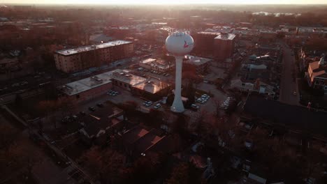 Umkreisen-Libertyville,-Illinois-Wasserturmtank-Bei-Sonnenuntergang