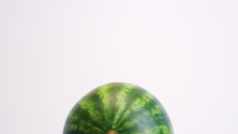 Obere-Hälfte-Der-Wassermelone,-Die-Sich-In-Zeitlupe-Auf-Weißem-Hintergrund-Im-Kreis-Dreht
