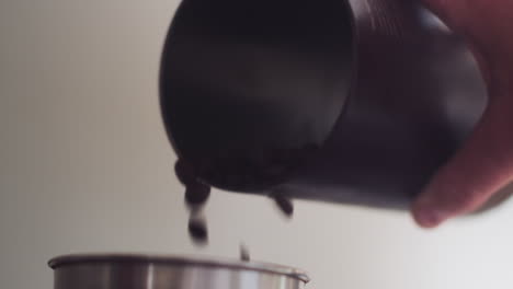 Kaffeebohnen,-Die-In-Eine-Mühle-Fallen